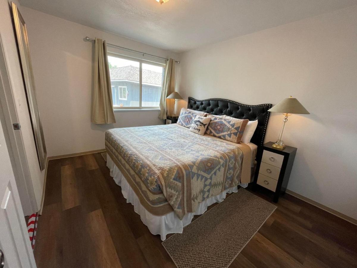 Riverfront Lodging Shady Cove 外观 照片
