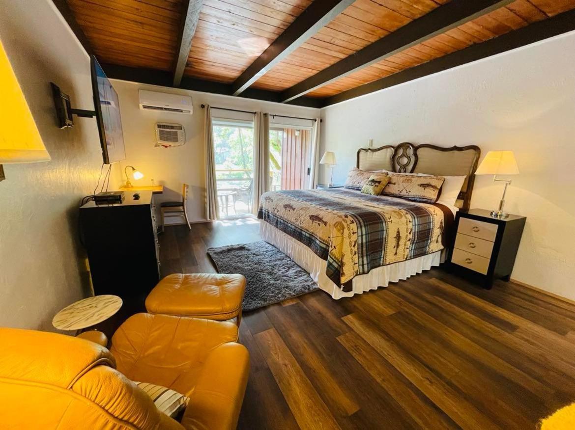 Riverfront Lodging Shady Cove 外观 照片