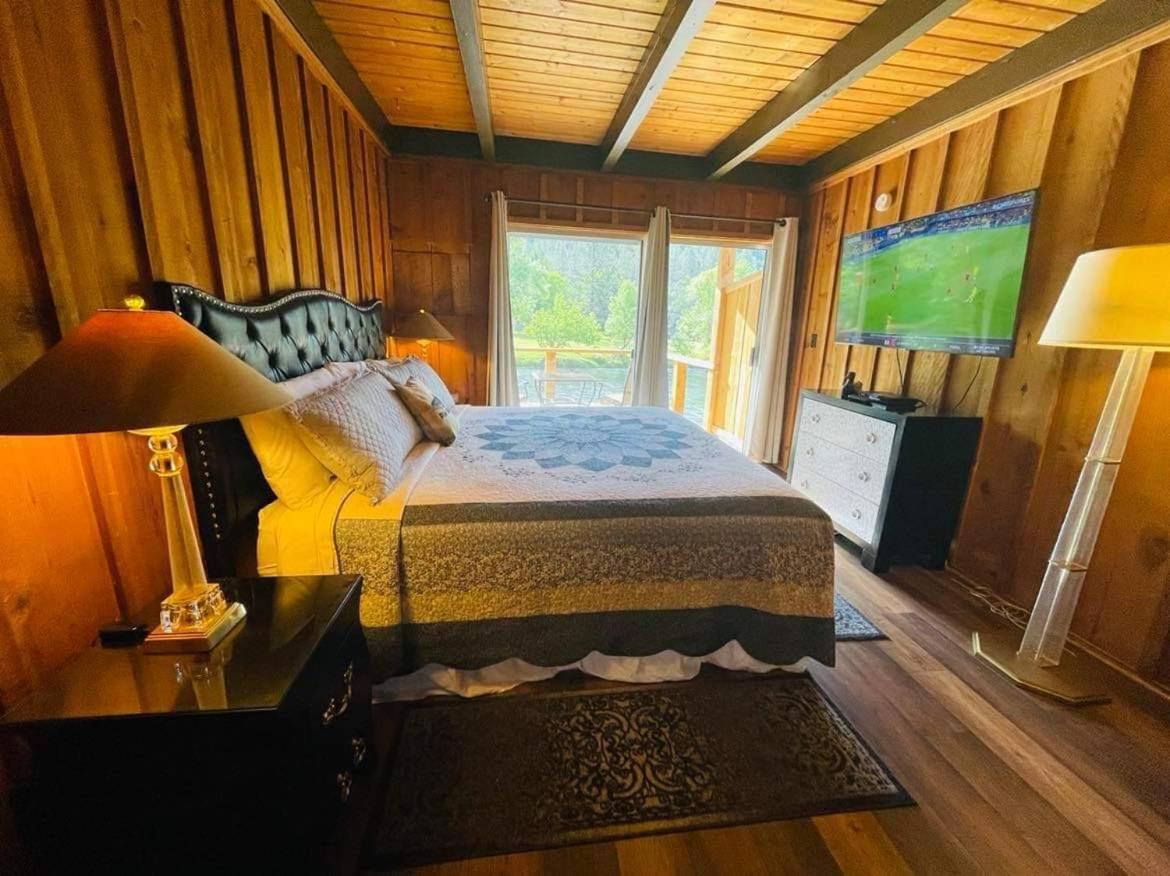 Riverfront Lodging Shady Cove 外观 照片